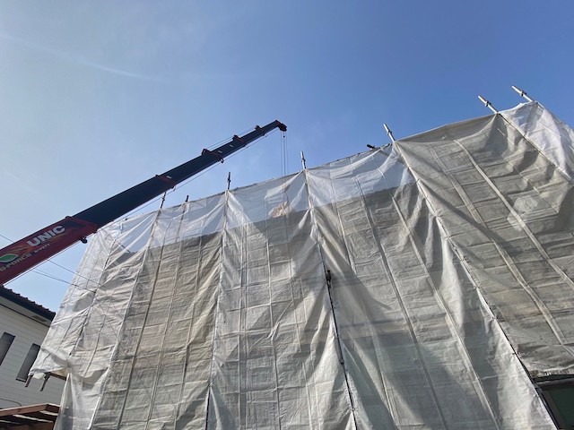 ユニックのアームを屋根まで上げる